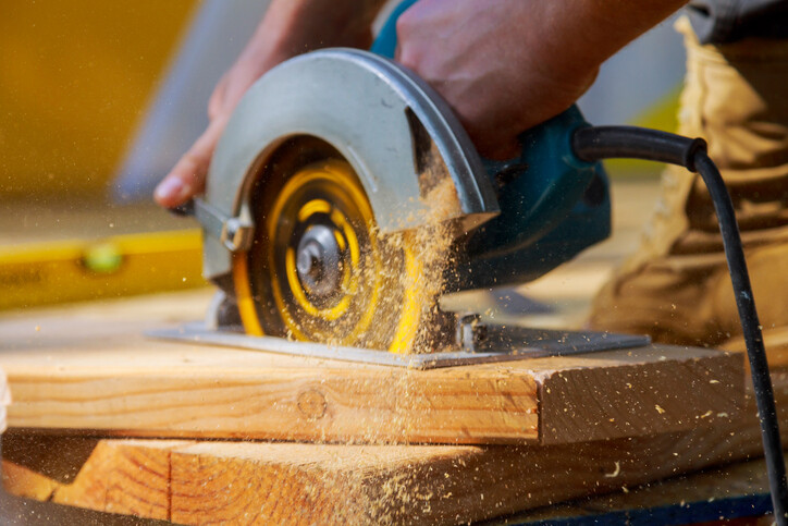 Circulr saw cutting into wood