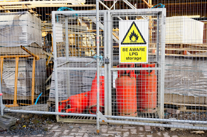 Safety cage containing gas canisters