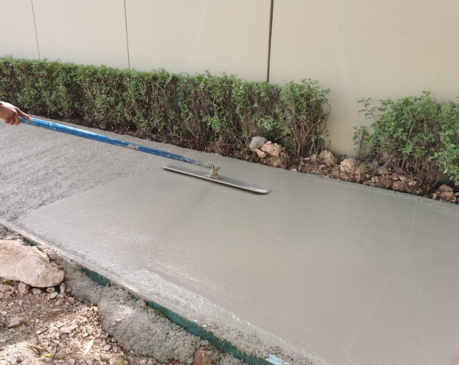 Smoothing concrete with float